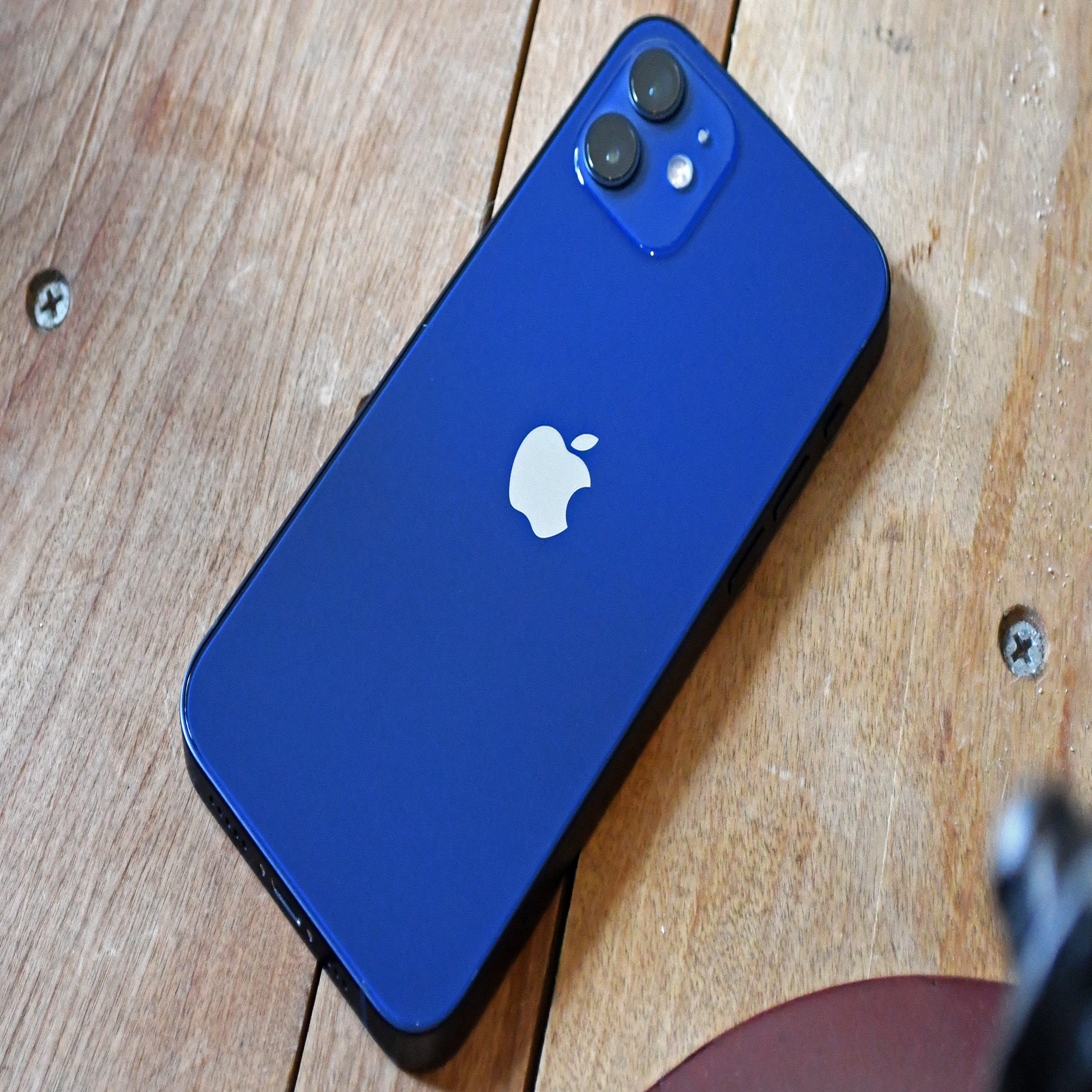 «iPhone 12» أفضل سعر جوال ايفون بتصميم فاخر