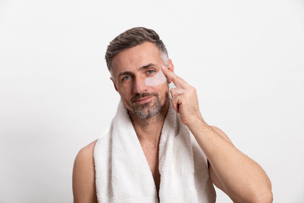 رجل ينظف بشرته تعبيرية عن تنظيف البشرة للرجال